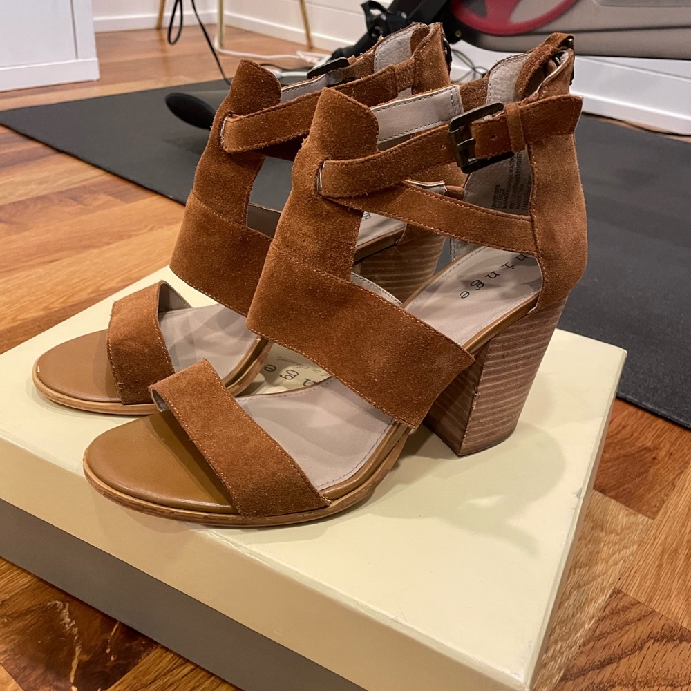 Hinge Cora Block Heel Sandal - Size 9